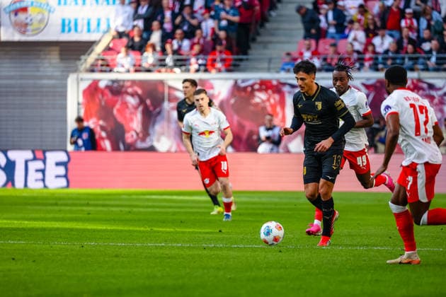 Dimitrios Giannoulis (FC Augsburg, 13) am Ball, RB Leipzig vs. FC Augsburg, Fussball, 1. Bundesliga, 25. Spieltag, Saison 2025 2026, 07.03.2026,¨ DFL REGULATIONS PROHIBIT ANY USE OF PHOTOGRAPHS AS IMAGE SEQUENCES AND OR QUASI-VIDEO,¨ RB Leipzig vs. FC Augsburg, Fussball, 1. Bundesliga, 25. Spieltag, Saison 2025 2026, 07.03.2026 Leipzig