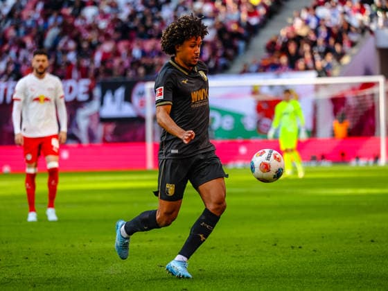 Han-Noah Massengo (FC Augsburg, 04) am Ball, RB Leipzig vs. FC Augsburg, Fussball, 1. Bundesliga, 25. Spieltag, Saison 2025 2026, 07.03.2026,¨ DFL REGULATIONS PROHIBIT ANY USE OF PHOTOGRAPHS AS IMAGE SEQUENCES AND OR QUASI-VIDEO,¨ RB Leipzig vs. FC Augsburg, Fussball, 1. Bundesliga, 25. Spieltag, Saison 2025 2026, 07.03.2026 Leipzig