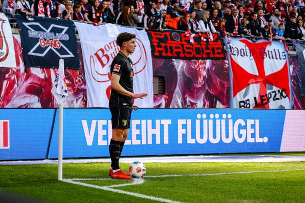 Mert Koemuer (FC Augsburg, 36) wartet an der Ecke, gestikuliert, RB Leipzig vs. FC Augsburg, Fussball, 1. Bundesliga, 25. Spieltag, Saison 2025 2026, 07.03.2026,¨ DFL REGULATIONS PROHIBIT ANY USE OF PHOTOGRAPHS AS IMAGE SEQUENCES AND OR QUASI-VIDEO,¨ RB Leipzig vs. FC Augsburg, Fussball, 1. Bundesliga, 25. Spieltag, Saison 2025 2026, 07.03.2026 Leipzig