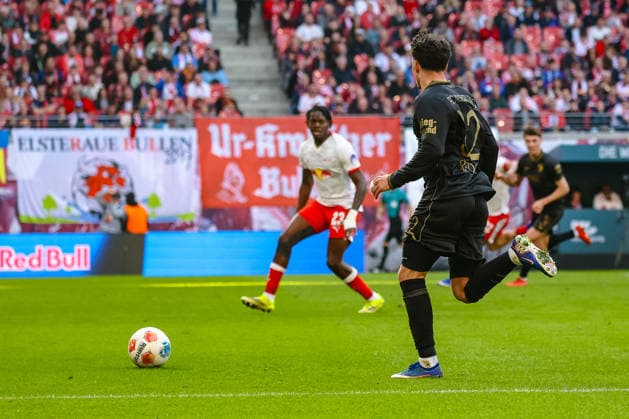 Fabian Rieder (FC Augsburg, 32) am Ball, RB Leipzig vs. FC Augsburg, Fussball, 1. Bundesliga, 25. Spieltag, Saison 2025 2026, 07.03.2026,¨ DFL REGULATIONS PROHIBIT ANY USE OF PHOTOGRAPHS AS IMAGE SEQUENCES AND OR QUASI-VIDEO,¨ RB Leipzig vs. FC Augsburg, Fussball, 1. Bundesliga, 25. Spieltag, Saison 2025 2026, 07.03.2026 Leipzig