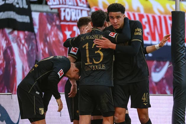 Dimitrios Giannoulis (FC Augsburg, 13), Noahkai Banks (FC Augsburg, 40) Jubel, Torjubel, jubelt ueber Tor zum 0:1, RB Leipzig vs. FC Augsburg, Fussball, 1. Bundesliga, 25. Spieltag, Saison 2025 2026, 07.03.2026,¨ DFL REGULATIONS PROHIBIT ANY USE OF PHOTOGRAPHS AS IMAGE SEQUENCES AND OR QUASI-VIDEO,¨ RB Leipzig vs. FC Augsburg, Fussball, 1. Bundesliga, 25. Spieltag, Saison 2025 2026, 07.03.2026 Leipzig
