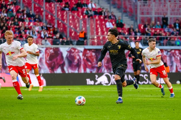 Fabian Rieder (FC Augsburg, 32) am Ball, RB Leipzig vs. FC Augsburg, Fussball, 1. Bundesliga, 25. Spieltag, Saison 2025 2026, 07.03.2026,¨ DFL REGULATIONS PROHIBIT ANY USE OF PHOTOGRAPHS AS IMAGE SEQUENCES AND OR QUASI-VIDEO,¨ RB Leipzig vs. FC Augsburg, Fussball, 1. Bundesliga, 25. Spieltag, Saison 2025 2026, 07.03.2026 Leipzig