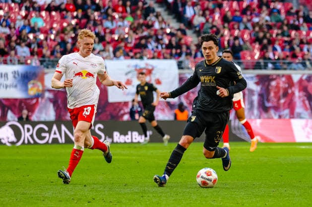 Fabian Rieder (FC Augsburg, 32) am Ball, Nicolas Seiwald (RB Leipzig, 13), RB Leipzig vs. FC Augsburg, Fussball, 1. Bundesliga, 25. Spieltag, Saison 2025 2026, 07.03.2026,¨ DFL REGULATIONS PROHIBIT ANY USE OF PHOTOGRAPHS AS IMAGE SEQUENCES AND OR QUASI-VIDEO,¨ RB Leipzig vs. FC Augsburg, Fussball, 1. Bundesliga, 25. Spieltag, Saison 2025 2026, 07.03.2026 Leipzig