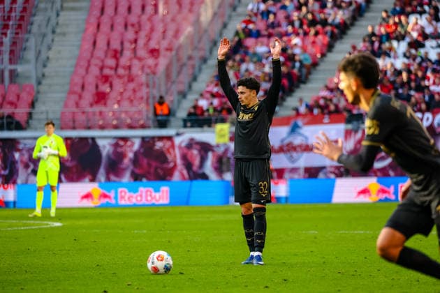 Fabian Rieder (FC Augsburg, 32) bereit zum Freistoss, gestikuliert, RB Leipzig vs. FC Augsburg, Fussball, 1. Bundesliga, 25. Spieltag, Saison 2025 2026, 07.03.2026,¨ DFL REGULATIONS PROHIBIT ANY USE OF PHOTOGRAPHS AS IMAGE SEQUENCES AND OR QUASI-VIDEO,¨ RB Leipzig vs. FC Augsburg, Fussball, 1. Bundesliga, 25. Spieltag, Saison 2025 2026, 07.03.2026 Leipzig