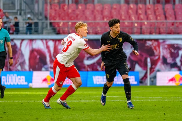 Nicolas Seiwald (RB Leipzig, 13) Zweikampf, Duell, Kampf Fabian Rieder (FC Augsburg, 32), RB Leipzig vs. FC Augsburg, Fussball, 1. Bundesliga, 25. Spieltag, Saison 2025 2026, 07.03.2026,¨ DFL REGULATIONS PROHIBIT ANY USE OF PHOTOGRAPHS AS IMAGE SEQUENCES AND OR QUASI-VIDEO,¨ RB Leipzig vs. FC Augsburg, Fussball, 1. Bundesliga, 25. Spieltag, Saison 2025 2026, 07.03.2026 Leipzig