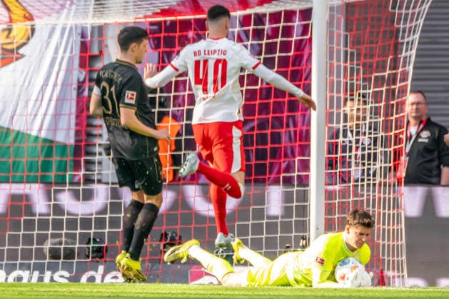 Leipzig, Deutschland 07. März 2026: 1.Bundesliga 2025 2026 RB Leipzig gegen FC Augsburg Im Bild: v. li. im Zweikampf Keven Schlotterbeck (FCA), Romulo (RB) und Torhüter Finn Dahmen (FCA) DFL regulations prohibit any use of photographs as image sequences and or quasi-video.