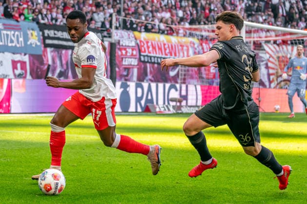 Leipzig, Deutschland 07. März 2026: 1.Bundesliga 2025 2026 RB Leipzig gegen FC Augsburg Im Bild: v. li. im Zweikampf Ridle Baku (RB) und Mert Kömür Koemuer (FCA) DFL regulations prohibit any use of photographs as image sequences and or quasi-video.