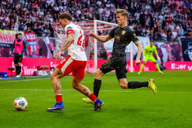 David Raum (RB Leipzig, 22) am Ball, Zweikampf, Duell, Kampf Anton Kade (FC Augsburg, 30), RB Leipzig vs. FC Augsburg, Fussball, 1. Bundesliga, 25. Spieltag, Saison 2025 2026, 07.03.2026,¨ DFL REGULATIONS PROHIBIT ANY USE OF PHOTOGRAPHS AS IMAGE SEQUENCES AND OR QUASI-VIDEO,¨ RB Leipzig vs. FC Augsburg, Fussball, 1. Bundesliga, 25. Spieltag, Saison 2025 2026, 07.03.2026 Leipzig