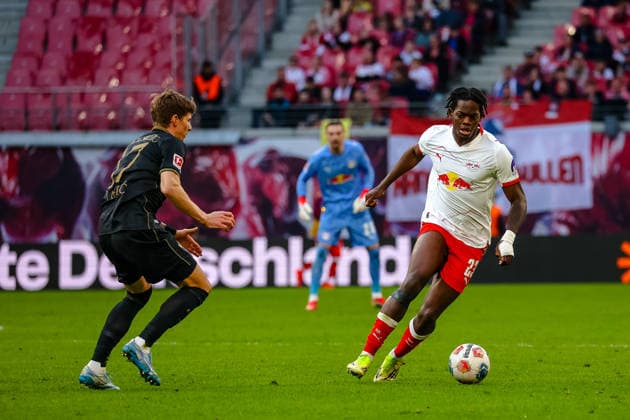 Castello Lukeba (RB Leipzig, 23) am Ball, Kristijan Jakic (FC Augsburg, 17) , RB Leipzig vs. FC Augsburg, Fussball, 1. Bundesliga, 25. Spieltag, Saison 2025 2026, 07.03.2026,¨ DFL REGULATIONS PROHIBIT ANY USE OF PHOTOGRAPHS AS IMAGE SEQUENCES AND OR QUASI-VIDEO,¨ RB Leipzig vs. FC Augsburg, Fussball, 1. Bundesliga, 25. Spieltag, Saison 2025 2026, 07.03.2026 Leipzig