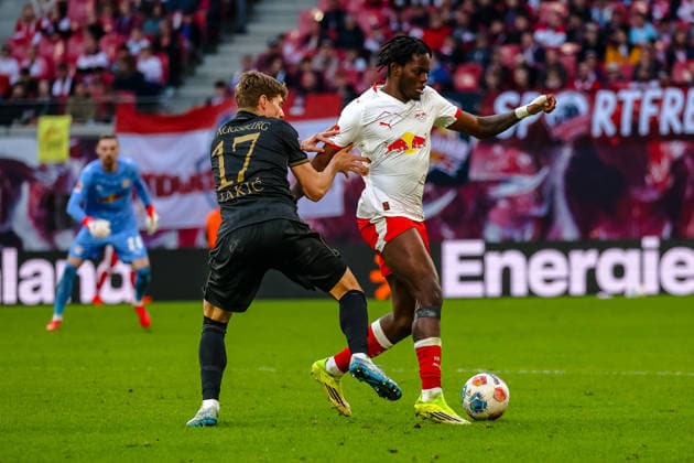 Kristijan Jakic (FC Augsburg, 17) Zweikampf, Duell, Kampf Castello Lukeba (RB Leipzig, 23) , RB Leipzig vs. FC Augsburg, Fussball, 1. Bundesliga, 25. Spieltag, Saison 2025 2026, 07.03.2026,¨ DFL REGULATIONS PROHIBIT ANY USE OF PHOTOGRAPHS AS IMAGE SEQUENCES AND OR QUASI-VIDEO,¨ RB Leipzig vs. FC Augsburg, Fussball, 1. Bundesliga, 25. Spieltag, Saison 2025 2026, 07.03.2026 Leipzig