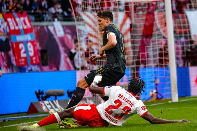 Castello Lukeba (RB Leipzig, 23) Zweikampf, Duell, Kampf Keven Schlotterbeck (FC Augsburg, 31), RB Leipzig vs. FC Augsburg, Fussball, 1. Bundesliga, 25. Spieltag, Saison 2025 2026, 07.03.2026,¨ DFL REGULATIONS PROHIBIT ANY USE OF PHOTOGRAPHS AS IMAGE SEQUENCES AND OR QUASI-VIDEO,¨ RB Leipzig vs. FC Augsburg, Fussball, 1. Bundesliga, 25. Spieltag, Saison 2025 2026, 07.03.2026 Leipzig