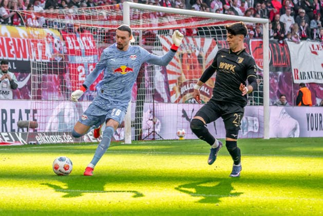 Leipzig, Deutschland 07. März 2026: 1.Bundesliga 2025 2026 RB Leipzig gegen FC Augsburg Im Bild: v. li. im Zweikampf Torhüter Maarten Vandevoordt (RB) und Rodrigo Ribeiro (FCA) DFL regulations prohibit any use of photographs as image sequences and or quasi-video.