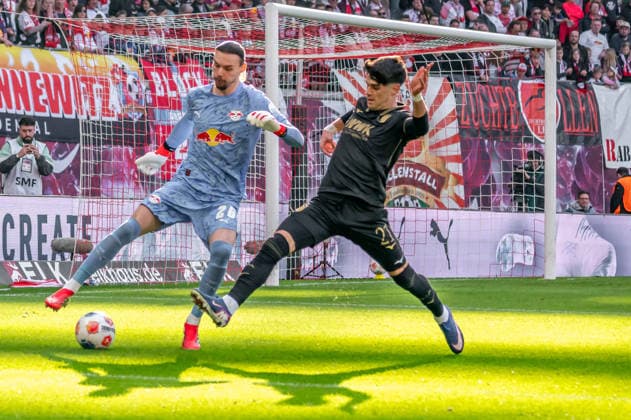 Leipzig, Deutschland 07. März 2026: 1.Bundesliga 2025 2026 RB Leipzig gegen FC Augsburg Im Bild: v. li. im Zweikampf Torhüter Maarten Vandevoordt (RB) und Rodrigo Ribeiro (FCA) DFL regulations prohibit any use of photographs as image sequences and or quasi-video.