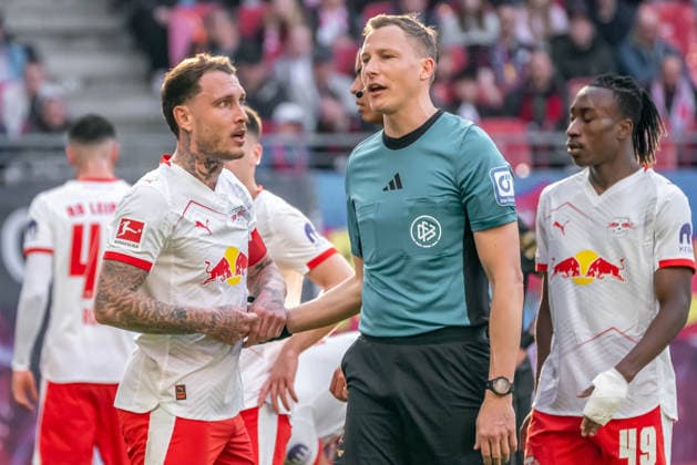 Leipzig, Deutschland 07. März 2026: 1.Bundesliga 2025 2026 RB Leipzig gegen FC Augsburg Im Bild: David Raum (RB) und Schiedsrichter Martin Petersen v.li. diskutieren die Strafstoß Entscheidung DFL regulations prohibit any use of photographs as image sequences and or quasi-video.