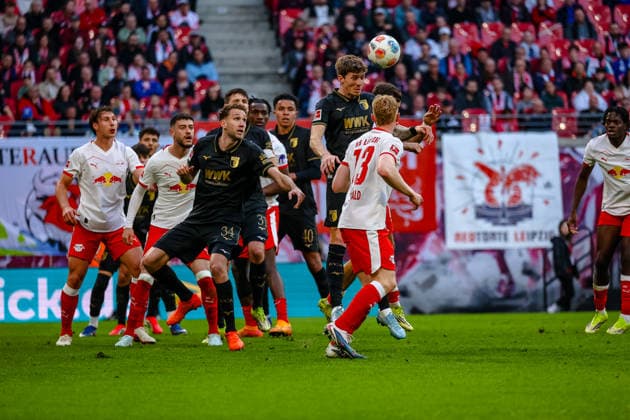 Kristijan Jakic (FC Augsburg, 17) Kopfball im Strafraum, Arthur Chaves (FC Augsburg, 34), Nicolas Seiwald (RB Leipzig, 13), RB Leipzig vs. FC Augsburg, Fussball, 1. Bundesliga, 25. Spieltag, Saison 2025 2026, 07.03.2026,¨ DFL REGULATIONS PROHIBIT ANY USE OF PHOTOGRAPHS AS IMAGE SEQUENCES AND OR QUASI-VIDEO,¨ RB Leipzig vs. FC Augsburg, Fussball, 1. Bundesliga, 25. Spieltag, Saison 2025 2026, 07.03.2026 Leipzig