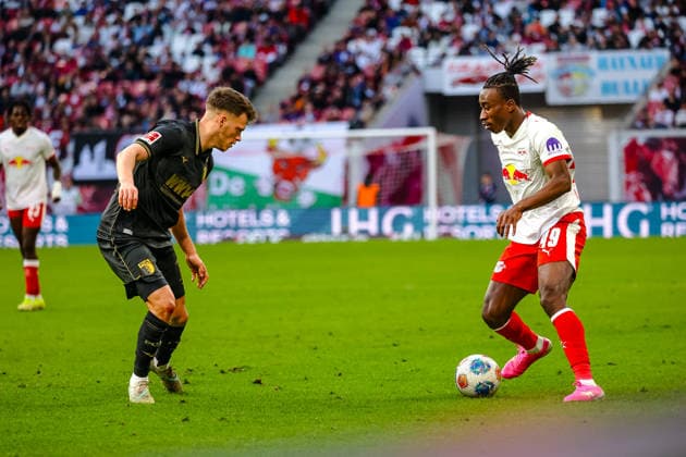 Yan Diomande (RB Leipzig, 49) am Ball, RB Leipzig vs. FC Augsburg, Fussball, 1. Bundesliga, 25. Spieltag, Saison 2025 2026, 07.03.2026,¨ DFL REGULATIONS PROHIBIT ANY USE OF PHOTOGRAPHS AS IMAGE SEQUENCES AND OR QUASI-VIDEO,¨ RB Leipzig vs. FC Augsburg, Fussball, 1. Bundesliga, 25. Spieltag, Saison 2025 2026, 07.03.2026 Leipzig