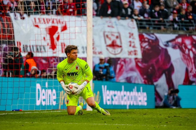 Finn Dahmen (FC Augsburg, 01) haelt den Ball, RB Leipzig vs. FC Augsburg, Fussball, 1. Bundesliga, 25. Spieltag, Saison 2025 2026, 07.03.2026,¨ DFL REGULATIONS PROHIBIT ANY USE OF PHOTOGRAPHS AS IMAGE SEQUENCES AND OR QUASI-VIDEO,¨ RB Leipzig vs. FC Augsburg, Fussball, 1. Bundesliga, 25. Spieltag, Saison 2025 2026, 07.03.2026 Leipzig