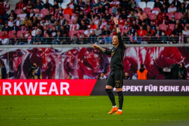 Marius Wolf (FC Augsburg, 27) gibt Anweisungen, gestikuliert , RB Leipzig vs. FC Augsburg, Fussball, 1. Bundesliga, 25. Spieltag, Saison 2025 2026, 07.03.2026,¨ DFL REGULATIONS PROHIBIT ANY USE OF PHOTOGRAPHS AS IMAGE SEQUENCES AND OR QUASI-VIDEO,¨ RB Leipzig vs. FC Augsburg, Fussball, 1. Bundesliga, 25. Spieltag, Saison 2025 2026, 07.03.2026 Leipzig