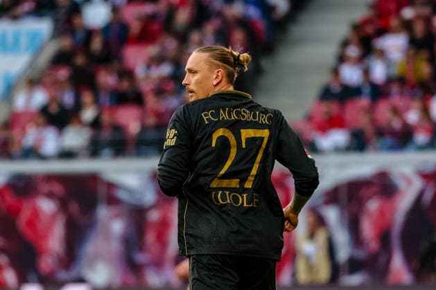 Marius Wolf (FC Augsburg, 27) , RB Leipzig vs. FC Augsburg, Fussball, 1. Bundesliga, 25. Spieltag, Saison 2025 2026, 07.03.2026,¨ DFL REGULATIONS PROHIBIT ANY USE OF PHOTOGRAPHS AS IMAGE SEQUENCES AND OR QUASI-VIDEO,¨ RB Leipzig vs. FC Augsburg, Fussball, 1. Bundesliga, 25. Spieltag, Saison 2025 2026, 07.03.2026 Leipzig