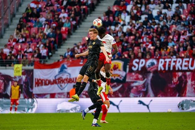 Anton Kade (FC Augsburg, 30) und 23aug zum Kopfball, RB Leipzig vs. FC Augsburg, Fussball, 1. Bundesliga, 25. Spieltag, Saison 2025 2026, 07.03.2026,¨ DFL REGULATIONS PROHIBIT ANY USE OF PHOTOGRAPHS AS IMAGE SEQUENCES AND OR QUASI-VIDEO,¨ RB Leipzig vs. FC Augsburg, Fussball, 1. Bundesliga, 25. Spieltag, Saison 2025 2026, 07.03.2026 Leipzig