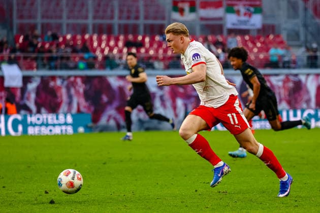 Conrad Harder (RB Leipzig, 11) am Ball, RB Leipzig vs. FC Augsburg, Fussball, 1. Bundesliga, 25. Spieltag, Saison 2025 2026, 07.03.2026,¨ DFL REGULATIONS PROHIBIT ANY USE OF PHOTOGRAPHS AS IMAGE SEQUENCES AND OR QUASI-VIDEO,¨ RB Leipzig vs. FC Augsburg, Fussball, 1. Bundesliga, 25. Spieltag, Saison 2025 2026, 07.03.2026 Leipzig