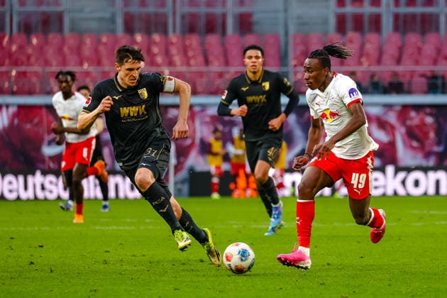 Keven Schlotterbeck (FC Augsburg, 31), Yan Diomande (RB Leipzig, 49) am Ball, Laufduell, RB Leipzig vs. FC Augsburg, Fussball, 1. Bundesliga, 25. Spieltag, Saison 2025 2026, 07.03.2026,¨ DFL REGULATIONS PROHIBIT ANY USE OF PHOTOGRAPHS AS IMAGE SEQUENCES AND OR QUASI-VIDEO,¨ RB Leipzig vs. FC Augsburg, Fussball, 1. Bundesliga, 25. Spieltag, Saison 2025 2026, 07.03.2026 Leipzig