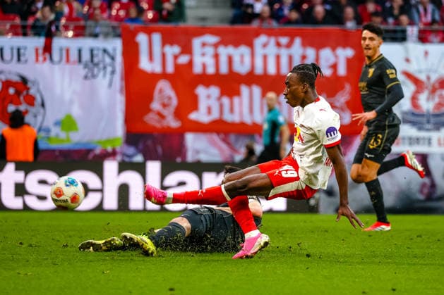 Yan Diomande (RB Leipzig, 49) Schuss zum 1:1, RB Leipzig vs. FC Augsburg, Fussball, 1. Bundesliga, 25. Spieltag, Saison 2025 2026, 07.03.2026,¨ DFL REGULATIONS PROHIBIT ANY USE OF PHOTOGRAPHS AS IMAGE SEQUENCES AND OR QUASI-VIDEO,¨ RB Leipzig vs. FC Augsburg, Fussball, 1. Bundesliga, 25. Spieltag, Saison 2025 2026, 07.03.2026 Leipzig