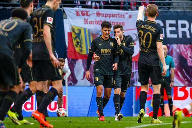 Dimitrios Giannoulis (FC Augsburg, 13) und Elvis Rexhbecaj (FC Augsburg, 08) im Gespraech, RB Leipzig vs. FC Augsburg, Fussball, 1. Bundesliga, 25. Spieltag, Saison 2025 2026, 07.03.2026,¨ DFL REGULATIONS PROHIBIT ANY USE OF PHOTOGRAPHS AS IMAGE SEQUENCES AND OR QUASI-VIDEO,¨ RB Leipzig vs. FC Augsburg, Fussball, 1. Bundesliga, 25. Spieltag, Saison 2025 2026, 07.03.2026 Leipzig
