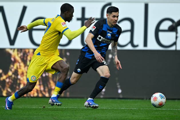 Paderborn, Home Deluxe Arena, 07.03.26, GER, Herren, 2.Bundesliga, Saison 2025-2026, SC Paderborn 07 - Eintracht Braunschweig Bild: v.li. im Zweikampf Aaron OPOKU (Braunschweig) und Raphael OBERMAIR (Paderborn) DFL regulations prohibit any use of photographs as image sequences and or quasi-video. NRW Deutschland