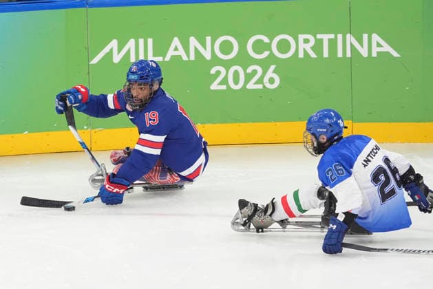 (260308) -- MILAN, March 8, 2026 -- Malik Jones (L) of the United States controls the puck during the Para Ice hockey, Eishockey Preliminary Round Group A match between the United States and Italy at the Milan-Cortina 2026 Paralympic Winter games, Winterspiele,Spiele, Summer games in Milan, Italy, March 7, 2026. ) (SP)ITALY-MILAN-PARALYMPIC WINTER GAMES-PARA ICE HOCKEY-USA VS ITA HouxJun 