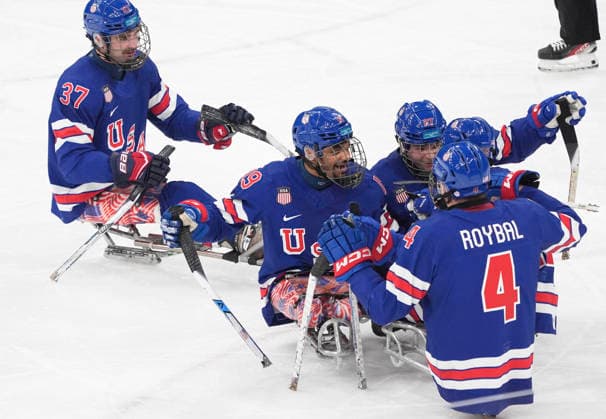 (260308) -- MILAN, March 8, 2026 -- Players of the United States celebrate scoring during the Para Ice hockey, Eishockey Preliminary Round Group A match between the United States and Italy at the Milan-Cortina 2026 Paralympic Winter games, Winterspiele,Spiele, Summer games in Milan, Italy, March 7, 2026. ) (SP)ITALY-MILAN-PARALYMPIC WINTER GAMES-PARA ICE HOCKEY-USA VS ITA HouxJun 