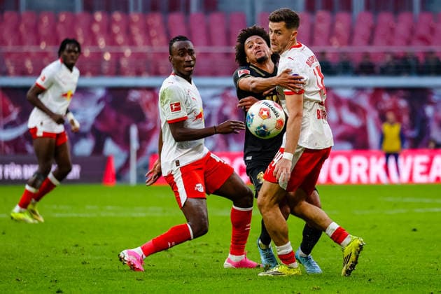 Yan Diomande (RB Leipzig, 49), Han-Noah Massengo (FC Augsburg, 04), Christoph Baumgartner (RB Leipzig, 14) Zweikampf, Duell, Kampf , RB Leipzig vs. FC Augsburg, Fussball, 1. Bundesliga, 25. Spieltag, Saison 2025 2026, 07.03.2026,¨ DFL REGULATIONS PROHIBIT ANY USE OF PHOTOGRAPHS AS IMAGE SEQUENCES AND OR QUASI-VIDEO,¨ RB Leipzig vs. FC Augsburg, Fussball, 1. Bundesliga, 25. Spieltag, Saison 2025 2026, 07.03.2026 Leipzig
