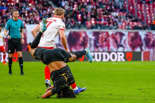 Han-Noah Massengo (FC Augsburg, 04) geht kopfueber zu Boden nach Zweikampf, Duell, Kampf mit Conrad Harder (RB Leipzig, 11), RB Leipzig vs. FC Augsburg, Fussball, 1. Bundesliga, 25. Spieltag, Saison 2025 2026, 07.03.2026,¨ DFL REGULATIONS PROHIBIT ANY USE OF PHOTOGRAPHS AS IMAGE SEQUENCES AND OR QUASI-VIDEO,¨ RB Leipzig vs. FC Augsburg, Fussball, 1. Bundesliga, 25. Spieltag, Saison 2025 2026, 07.03.2026 Leipzig