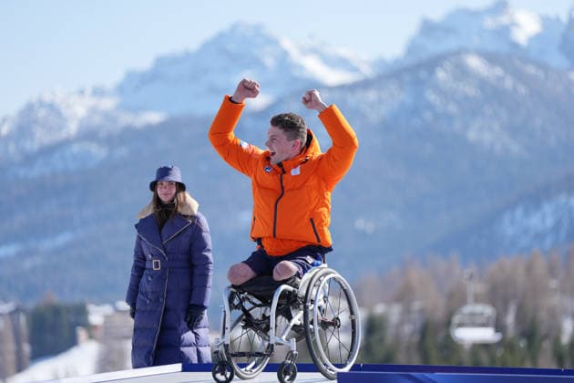 (260308) -- CORTINA D AMPEZZO, March 8, 2026 -- Silver medalist Niels de Langen (L) of the Netherlands reacts during the awarding ceremony for the para alpine skiing men s downhill sitting match at the Milan-Cortina 2026 Paralympic Winter games, Winterspiele,Spiele, Summer games in Cortina D ampezzo, Italy, March 7, 2026. ) (SP)ITALY-CORTINA D AMPEZZO-PARALYMPIC WINTER GAMES-PARA ALPINE SKIING-MEN S DOWNHILL-SITTING WangxKaiyan 