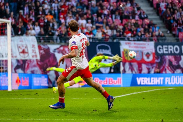 David Raum (RB Leipzig, 22) Flanke zum 2:1, RB Leipzig vs. FC Augsburg, Fussball, 1. Bundesliga, 25. Spieltag, Saison 2025 2026, 07.03.2026,¨ DFL REGULATIONS PROHIBIT ANY USE OF PHOTOGRAPHS AS IMAGE SEQUENCES AND OR QUASI-VIDEO,¨ RB Leipzig vs. FC Augsburg, Fussball, 1. Bundesliga, 25. Spieltag, Saison 2025 2026, 07.03.2026 Leipzig