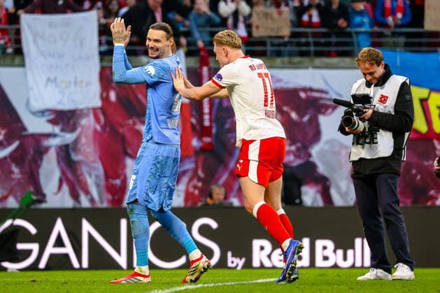 Maarten Vandevoordt (RB Leipzig, 26) und Conrad Harder (RB Leipzig, 11) Jubel Freude nach dem Sieg, Endstand 2:1, RB Leipzig vs. FC Augsburg, Fussball, 1. Bundesliga, 25. Spieltag, Saison 2025 2026, 07.03.2026,¨ DFL REGULATIONS PROHIBIT ANY USE OF PHOTOGRAPHS AS IMAGE SEQUENCES AND OR QUASI-VIDEO,¨ RB Leipzig vs. FC Augsburg, Fussball, 1. Bundesliga, 25. Spieltag, Saison 2025 2026, 07.03.2026 Leipzig