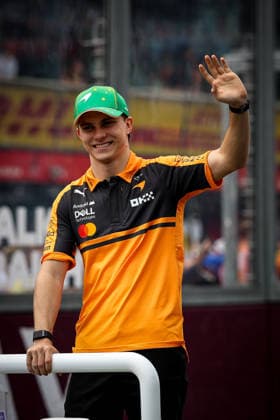 March 8, 2026, Melbourne, Victoria, Australia: MELBOURNE, AUSTRALIA - MARCH 08 2026: Oscar Piastri of Australia and Mastercard F1 Team waves to his fans before the race at the 2026 Australian Grand Prix at Albert Park in Melbourne, Australia Melbourne Australia - ZUMAp121 20260308_zsp_p121_018 Copyright: xChrisxPutnamx