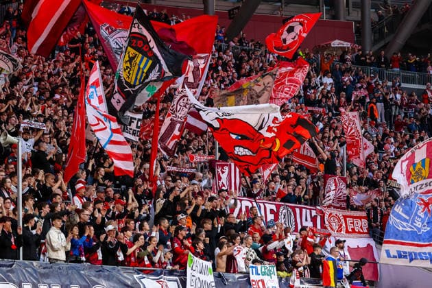 Leipziger Fans feiern die Mannschaft, RB Leipzig vs. FC Augsburg, Fussball, 1. Bundesliga, 25. Spieltag, Saison 2025 2026, 07.03.2026,¨ DFL REGULATIONS PROHIBIT ANY USE OF PHOTOGRAPHS AS IMAGE SEQUENCES AND OR QUASI-VIDEO,¨ RB Leipzig vs. FC Augsburg, Fussball, 1. Bundesliga, 25. Spieltag, Saison 2025 2026, 07.03.2026 Leipzig