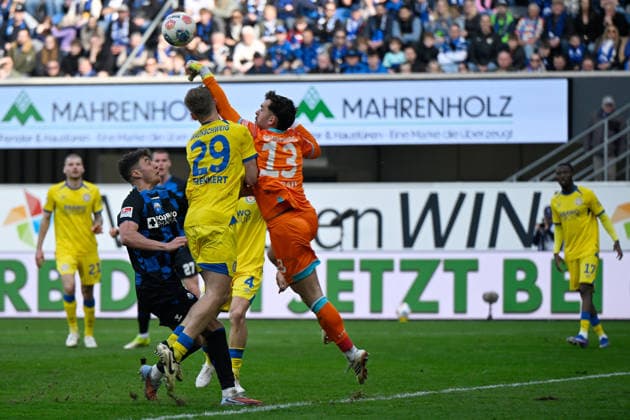 Paderborn, Home Deluxe Arena, 07.03.26, GER, Herren, 2.Bundesliga, Saison 2025-2026, SC Paderborn 07 - Eintracht Braunschweig Bild: v.li. Stefano MARINO (Paderborn), Lukas FRENKERT (Braunschweig) und Torwart Elhan KASTRATI (Braunschweig) DFL regulations prohibit any use of photographs as image sequences and or quasi-video. NRW Deutschland