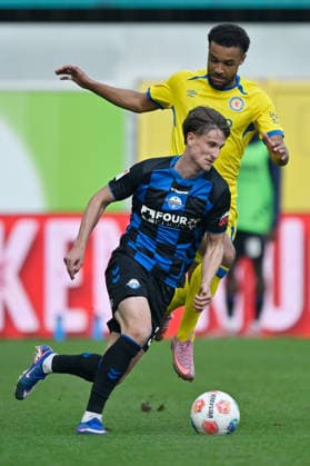 Paderborn, Home Deluxe Arena, 07.03.26, GER, Herren, 2.Bundesliga, Saison 2025-2026, SC Paderborn 07 - Eintracht Braunschweig Bild: v.li. im Zweikampf Leon BELL BELL (Braunschweig) und Jonah STICKER (Paderborn) DFL regulations prohibit any use of photographs as image sequences and or quasi-video. NRW Deutschland