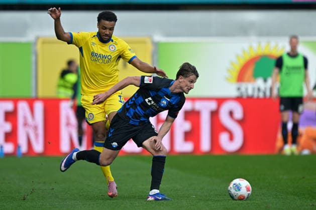 Paderborn, Home Deluxe Arena, 07.03.26, GER, Herren, 2.Bundesliga, Saison 2025-2026, SC Paderborn 07 - Eintracht Braunschweig Bild: v.li. im Zweikampf Leon BELL BELL (Braunschweig) und Jonah STICKER (Paderborn) DFL regulations prohibit any use of photographs as image sequences and or quasi-video. NRW Deutschland