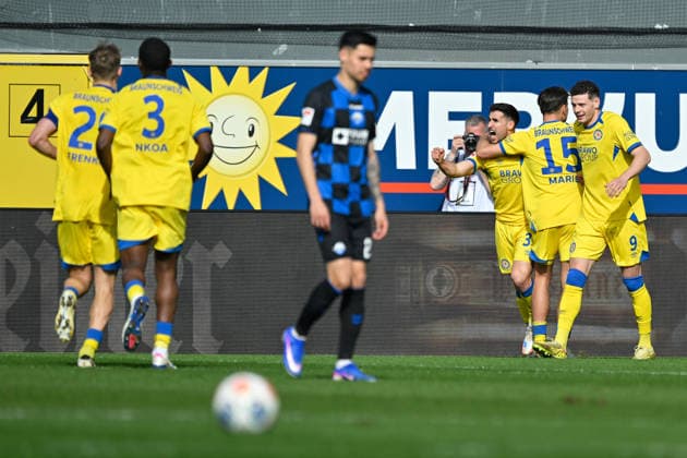 Paderborn, Home Deluxe Arena, 07.03.26, GER, Herren, 2.Bundesliga, Saison 2025-2026, SC Paderborn 07 - Eintracht Braunschweig Bild: Robin Heußer (Braunschweig) jubelt nach seinem Tor zum 0:1. Raphael OBERMAIR (Paderborn) unzufrieden, enttaeuscht, niedergeschlagen, frustriert, traurig DFL regulations prohibit any use of photographs as image sequences and or quasi-video. NRW Deutschland