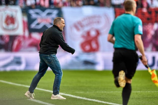 07.03.2026, Fußball, Männer, Bundesliga, 2025 2026, RB Leipzig - FC Augsburg Manuel Baum (Cheftrainer, FC Augsburg), Freisteller, an der Seitenlinie, coacht aktiv Leipzig Red Bull Arena Sachsen Deutschland