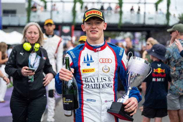 Freddie Slater (Formel 3, Trident, audi F1 Team Junior, Großbritannien) mit Pokal fuer Platz 2, AUS, Formel 1 Weltmeisterschaft, Australian Grand Prix, Albert Park Circuit, Melbourne, Rennen, Saison 2026, 08.03.2026 AUS, Formel 1 Weltmeisterschaft, Australian Grand Prix, Albert Park Circuit, Melbourne, Rennen, Saison 2026, 08.03.2026 Melbourne Copyright: xEibner-Pressefoto Memmlerx EP_MMR