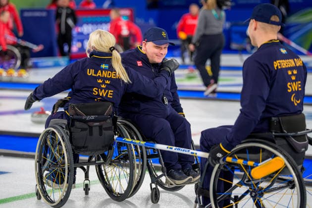 CORTINA, ITALIEN 20260308 Sveriges Kristina Ulander, Marcus Holm och Viljo Petterson Dahl jublar efter söndagens curlingmatch mixad mellan Sverige och Litauen i Paralympics pa Cortina Curling Olympic Stadium. CORTINA ITALIEN 2026 x10500x *** CORTINA, ITALY 20260308 Swedens Kristina Ulander, Marcus Holm and Viljo Petterson Dahl cheer after Sundays mixed curling match between Sweden and Lithuania in the Paralympics at Cortina Curling Olympic Stadium CORTINA ITALY 2026 x10500x  Copyright: xMagnusxLejhall ParasportxSverige xTTx PARALYMPICS 2026 CURLING
