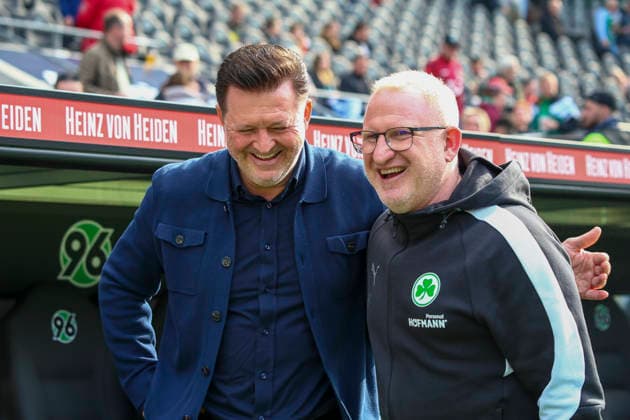 Deutschland: Fussball 2.Bundesliga 2025 2026, 25. Spieltag - Hannover 96 vs SpVgg Greuther Fürth - Heinz von Heiden Arena Stadion (Hannover): Christian Titz (Trainer Hannover 96) Heiko Vogel (Trainer SpVgg Greuther Fürth) Hannover