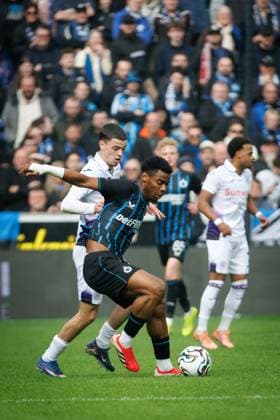 Anderlecht s Tristan Degreef and Club s Raphael Onyedika fight for the ball during a soccer match between Club Brugge and RSC Anderlecht, Sunday 08 March 2026 in Brugge, on day 28 (out of 30) of the 2025-2026 Jupiler Pro League first division of the Belgian championship. KURTxDESPLENTER  x166845160x
