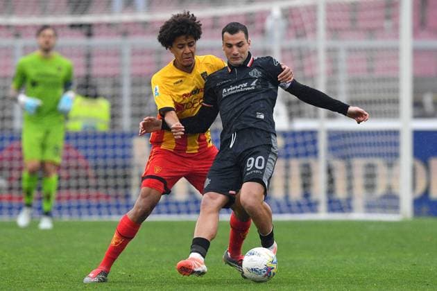 Lecce s Defensive Midfielder Oumar Ngom (79 US Lecce) and Cremonese s Striker Federico Bonazzoli (90 US Cremonese) in action during the Serie A Enilive matchday 28 match between US Lecce and US Cremonese at the Stadio Via del Mare in Lecce, Italy, Sunday, March 8, 2026. (Credit Image: Giovanni Evangelista LaPresse)  Copyright: xGiovannixEvangelista LaPressex