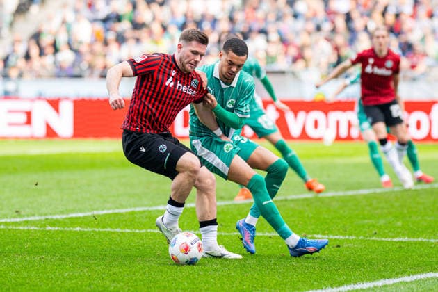 08.03.2026 - Fußball, 2025 2026, 2. Bundesliga, 25. Spieltag, Hannover 96 - SpVgg Greuther Fürth: (L-R) Benjamin Källman (Hannover), Maximilian Dietz (Fürth) DFL REGULATIONS PROHIBIT ANY USE OF PHOTOGRAPHS AS IMAGE SEQUENCES AND OR QUASI-VIDEO.