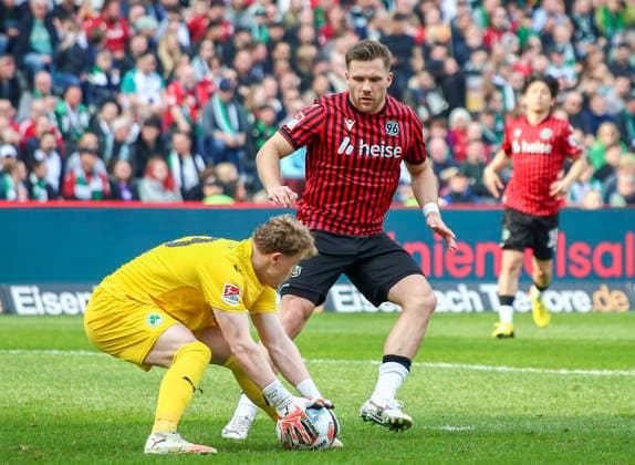 Deutschland: Fussball 2.Bundesliga 2025 2026, 25. Spieltag - Hannover 96 vs SpVgg Greuther Fürth - Heinz von Heiden Arena Stadion (Hannover): Silas Prüfrock Silas Prufrock (SpVgg Greuther Fürth, 43) Benjamin Källman Benjamin Kallman (Hannover 96, 9) Hannover